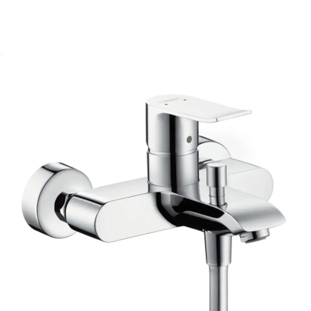 Ein Hansgrohe-Wannenmischer in Chrom-Optik. Er verfügt über einen integrierten Hebel zur Temperatur- und Wassermengenregulierung und ist für die Wandmontage konzipiert.